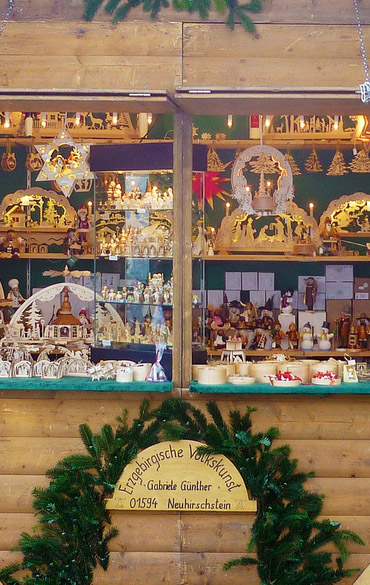 Weihnachtsmarktstand Erzgebirgische Volkskunst aus Neuhirschstein