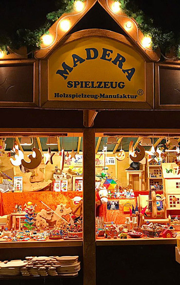 Marktstand mit Holzspielzeug, Monden, Brettchen Front mitte