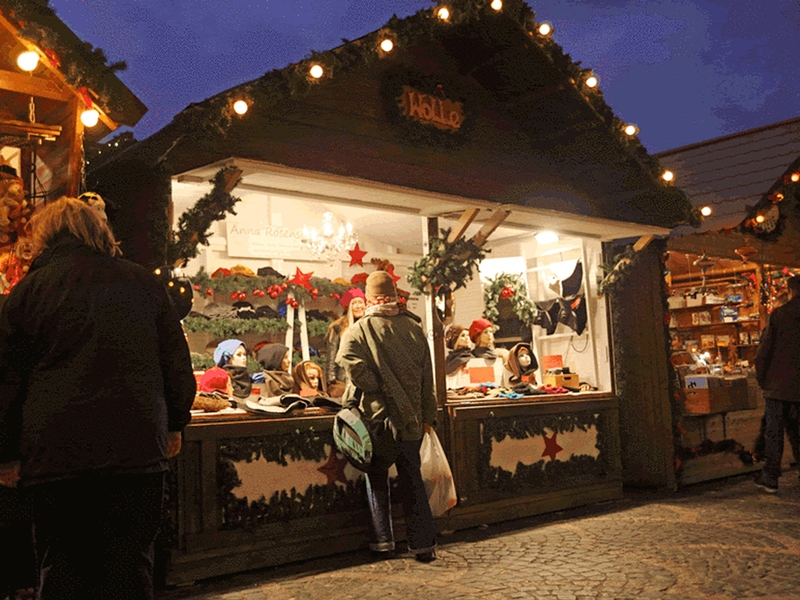 Stimmungsvoller Stand mit weichen Mützen und Hüten Stand mit Anne Rosenschön und Kundin