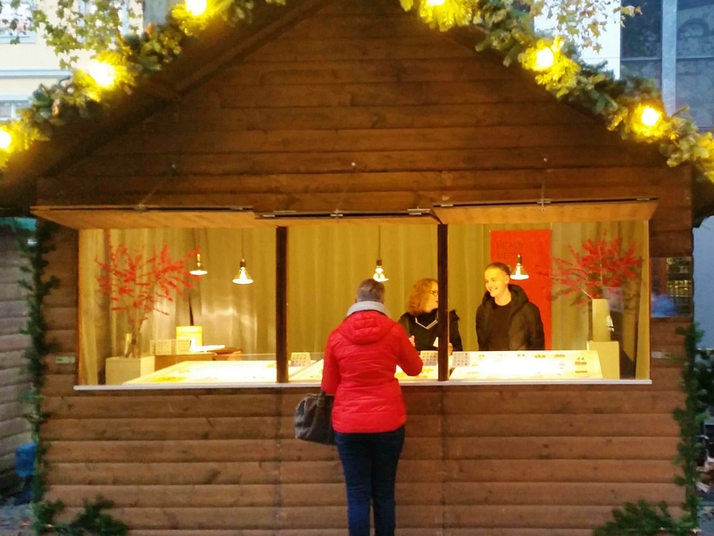 Weihnachstmarktstand Weihnachstmarktstand mit Auslage