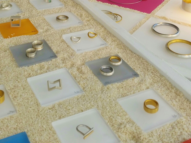 Ringe Besondere Ringe aus Gold und Weissgold in der Präsentationsauslage