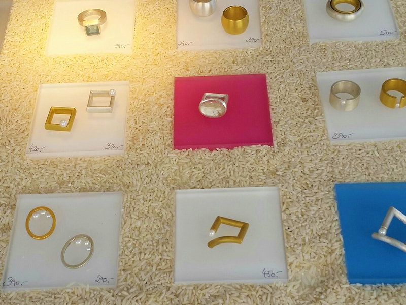 Ringe in der Auslage Einzelne Ringe in der Präsentationsauslage