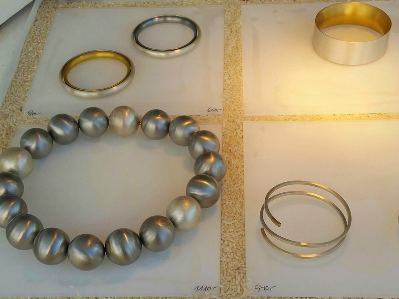 Schmuck-Auslage Ringe und Kugelkette